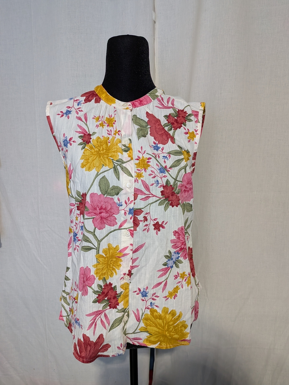 Old Navy Floral Sleeveless Button-Front Top in White, Pink & Yellow